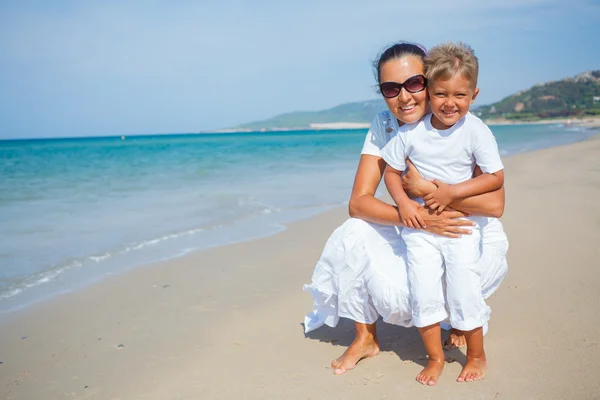 Mor och son att ha kul på stranden — Stockfoto