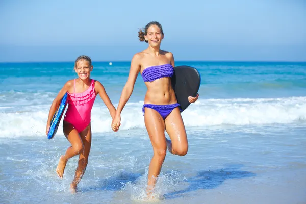 Surfer meisjes. — Stockfoto