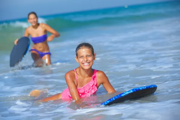 Férias de verão - meninas surfistas . — Fotografia de Stock