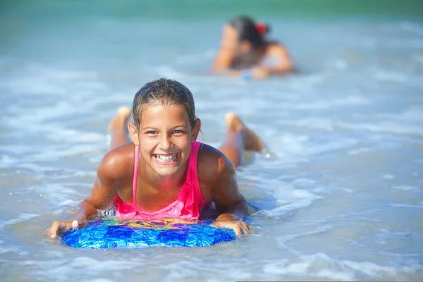 Yaz tatili - sörfçü kız. — Stok fotoğraf