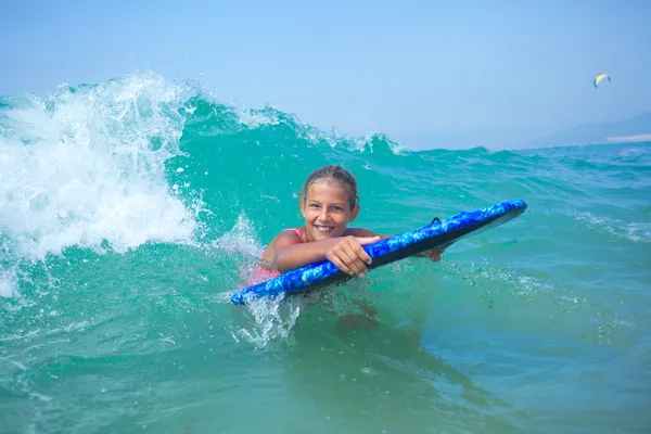 Zomervakantie - surfer girl. — Stockfoto