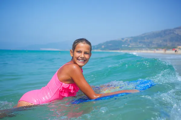 Vacaciones de verano - chica surfista . —  Fotos de Stock