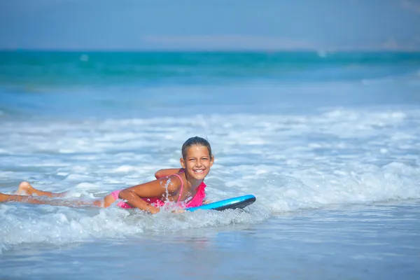 Férias de verão - menina surfista . — Fotografia de Stock