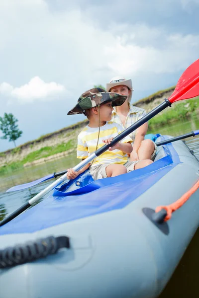 Familjen kajakpaddling — Stockfoto