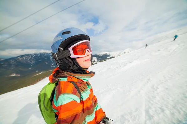 Chica en esquís — Foto de Stock