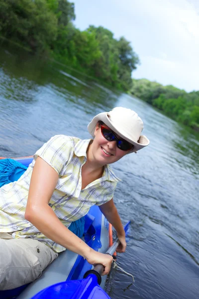 Kvinna kajakpaddling — Stockfoto