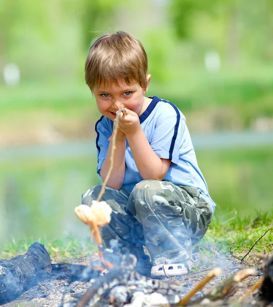 Chłopiec grillowania kiełbasek — Zdjęcie stockowe
