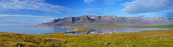 İzlanda üzerinde dağ manzarası — Stok fotoğraf