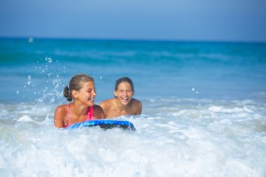 yaz tatili - sörfçü kızlar.