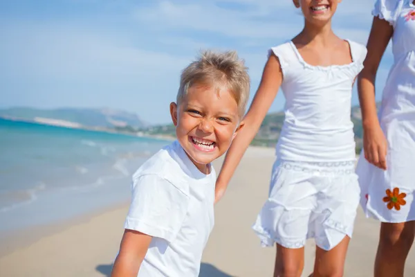 Lindos niños en la playa — Foto de Stock