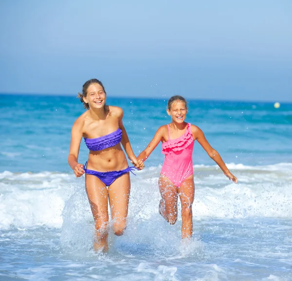 Girls running beach — Stock Photo, Image