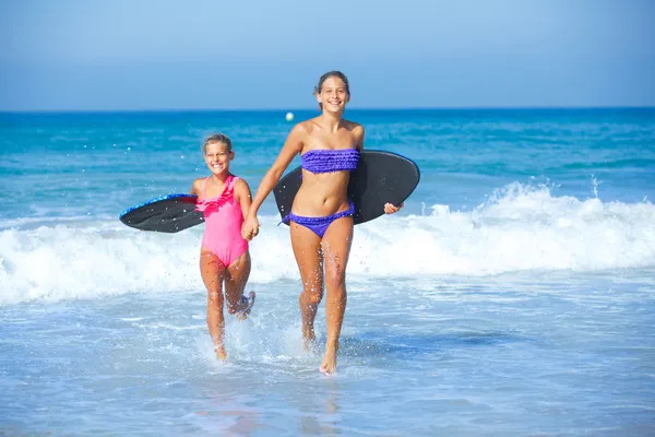 Zomervakantie - surfer meisjes. — Stockfoto