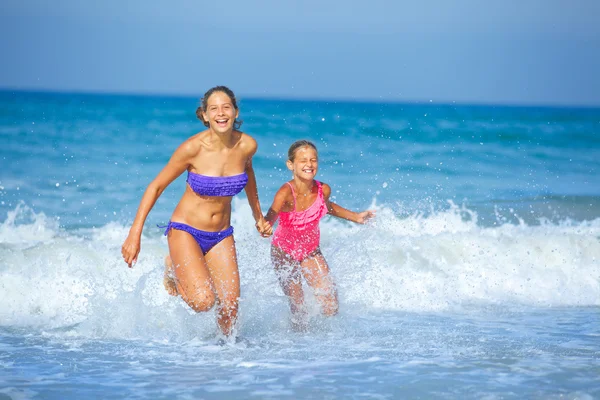 Girls running beach — Stock Photo, Image