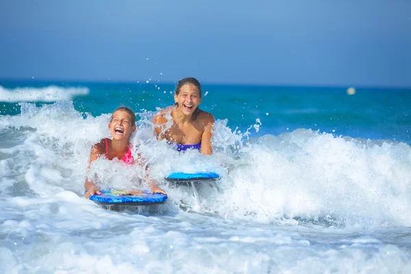 Férias de verão - meninas surfistas . — Fotografia de Stock