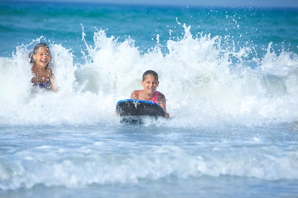 Letní dovolená - surfař dívky. — Stock fotografie