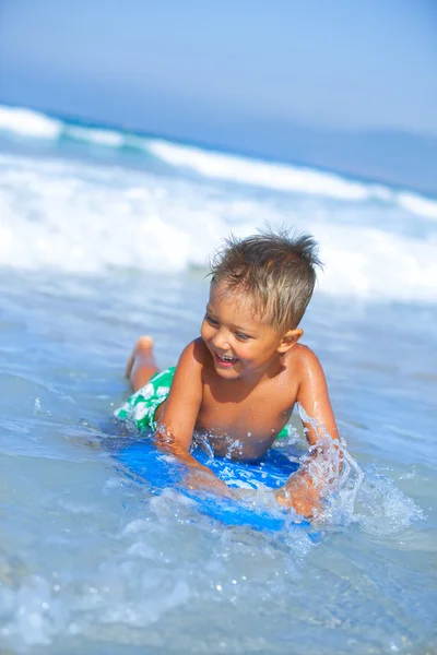 Pojken har kul med surfbräda — Stockfoto