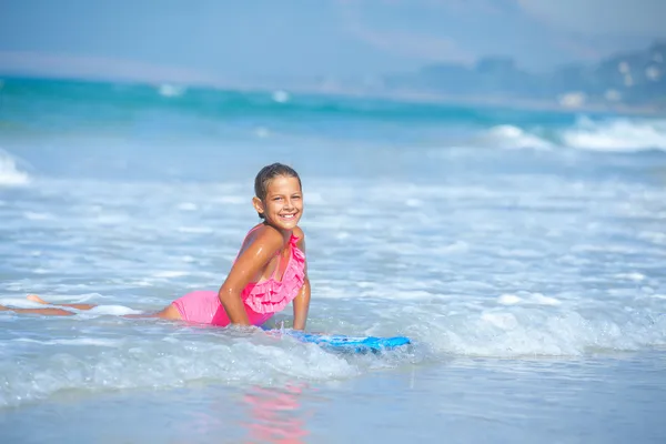 Liburan musim panas - gadis surfer . — Stok Foto