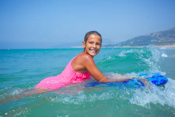 Zomervakantie - surfer girl. — Stockfoto