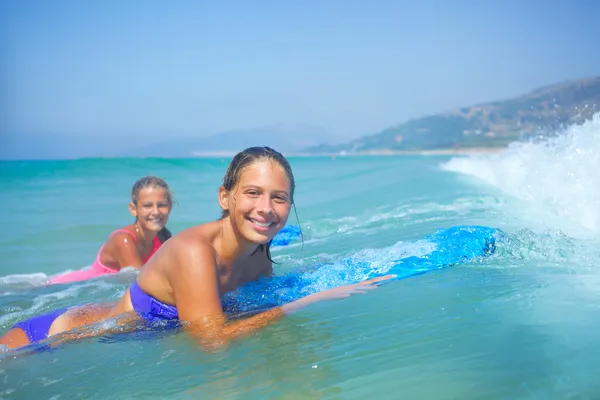 Vacaciones de verano - niñas surfistas . — Foto de Stock