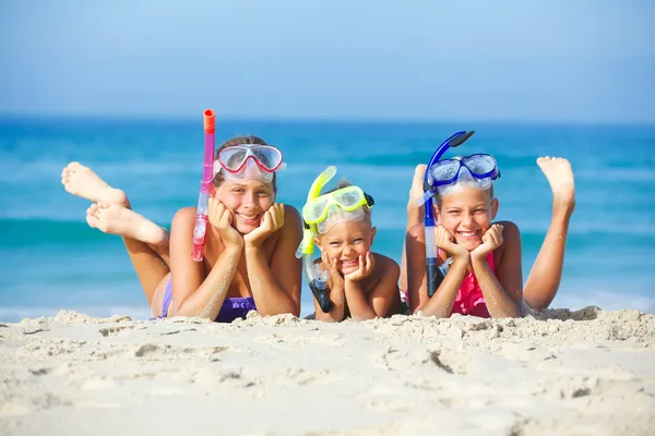 Трое счастливых детей на пляже ... — стоковое фото