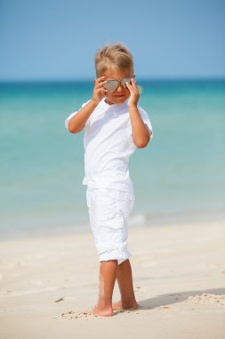 sevimli çocuk sahilde