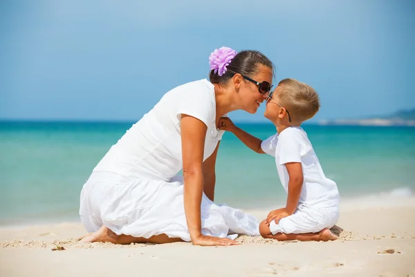 Mãe e filho se divertindo na praia — Fotografia de Stock