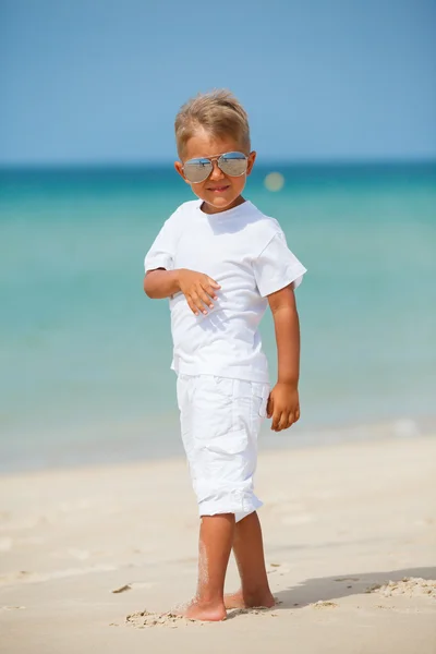 Netter Junge am Strand — Stockfoto