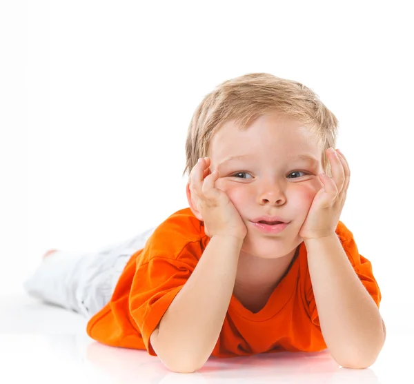 Glücklicher Junge auf dem Boden sitzend — Stockfoto