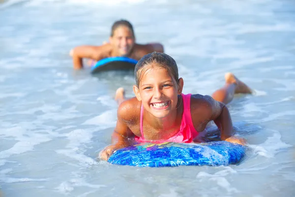 Férias de verão - meninas surfistas . — Fotografia de Stock