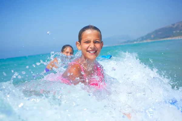 Férias de verão - menina surfista . — Fotografia de Stock