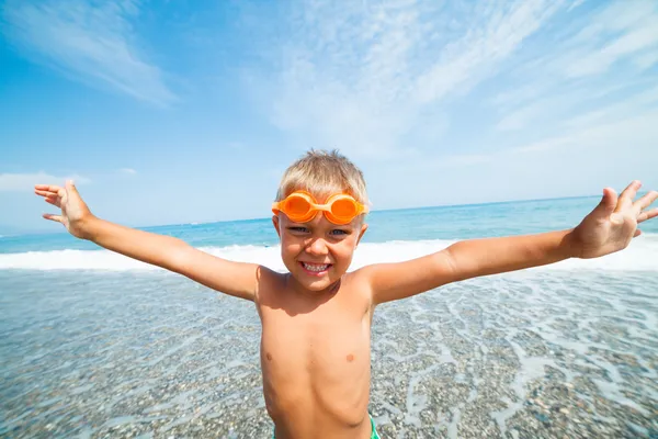 Jongen op het strand — Stockfoto