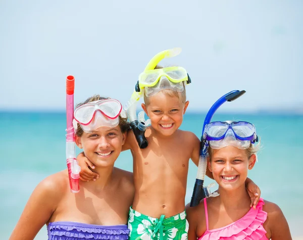 Três crianças felizes na praia ... — Fotografia de Stock