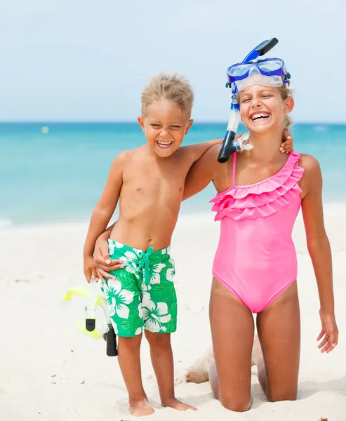 Glückliche Kinder am Strand — Stockfoto