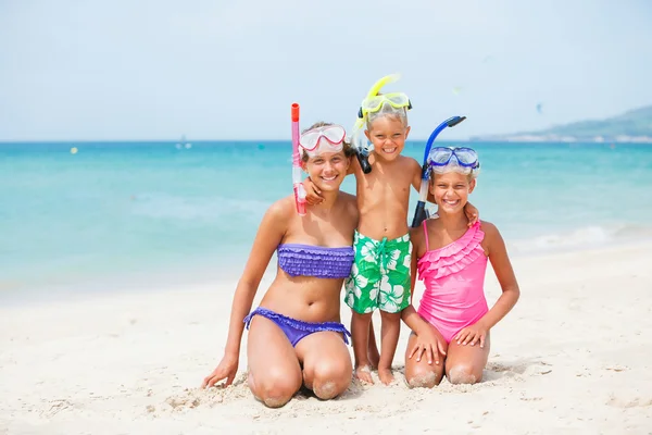 Três crianças felizes na praia ... — Fotografia de Stock