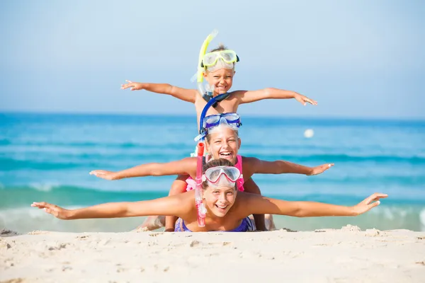 Plajda üç mutlu çocuk... — Stok fotoğraf