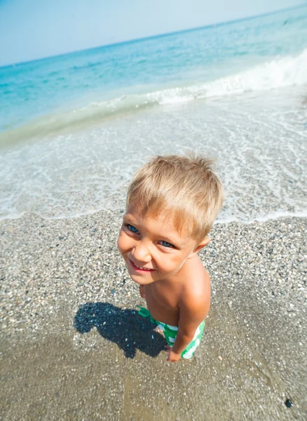 Menino na praia — Fotografia de Stock