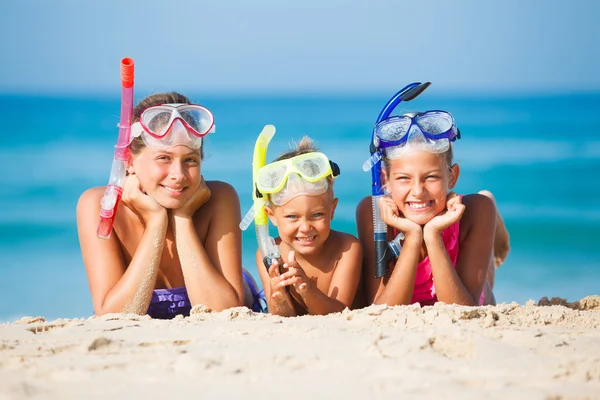 Trzy szczęśliwe dzieci na plaży... — Zdjęcie stockowe