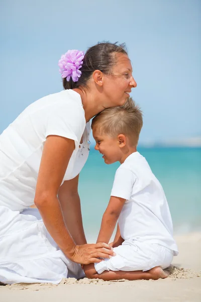 Mor och son att ha kul på stranden — Stockfoto