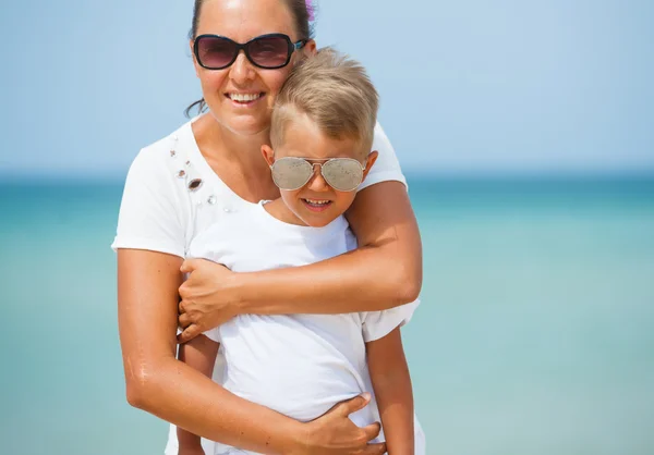 Mor och son att ha kul på stranden — Stockfoto