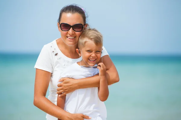 Mãe e filho se divertindo na praia — Fotografia de Stock