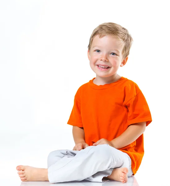 Ευτυχισμένο αγόρι κάθεται στο πάτωμα — Φωτογραφία Αρχείου