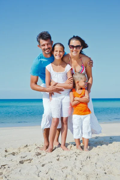 Familie plezier op strand — Stockfoto