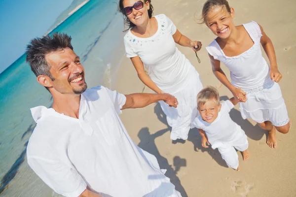 Familia divirtiéndose en la playa — Foto de Stock