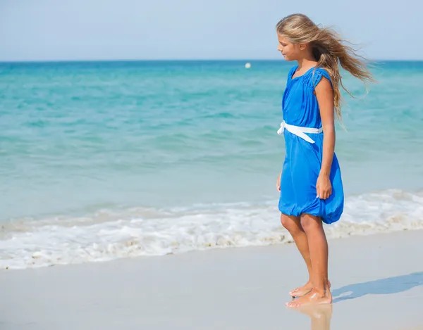 Söt flicka på stranden — Stockfoto