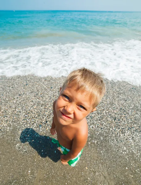 Pojke på stranden — Stockfoto