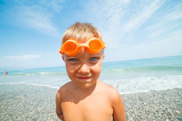 Junge am Strand — Stockfoto