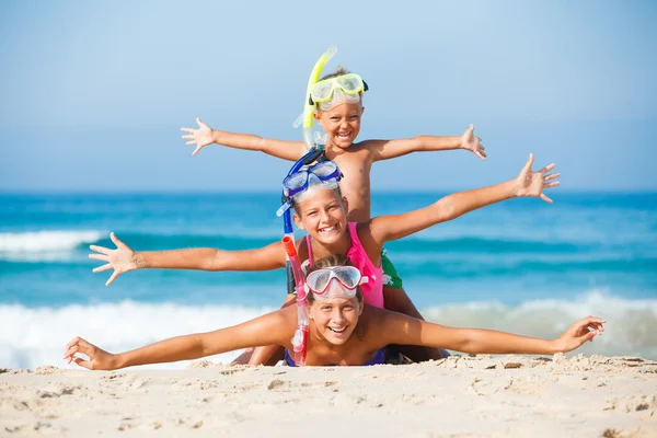 Três crianças felizes na praia ... — Fotografia de Stock