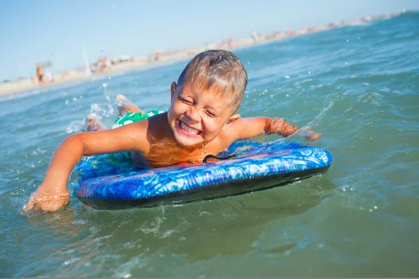 Ragazzo su tavola da surf — Foto Stock