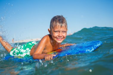 Çocuk surfboard ile eğlenceli vardır.