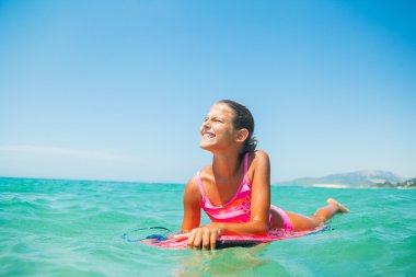 yaz tatili - sörfçü kız.